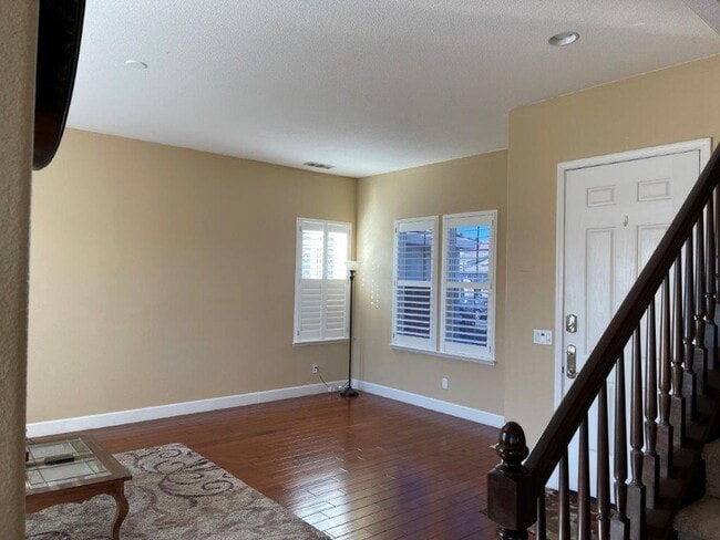 Building Photo - NEWER MODERN HOME BEHIND KAISER VACAVILLE *STAR RENTALS