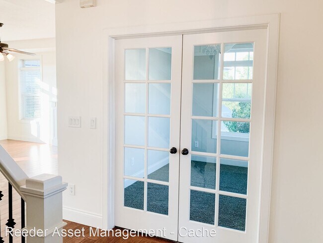 Building Photo - 5 br, 3.5 bath House - 111 East Spring Cre...