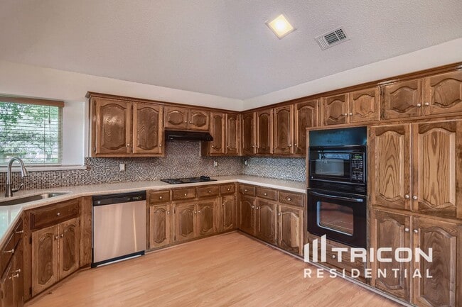 Building Photo - 420 Hillcroft Cir