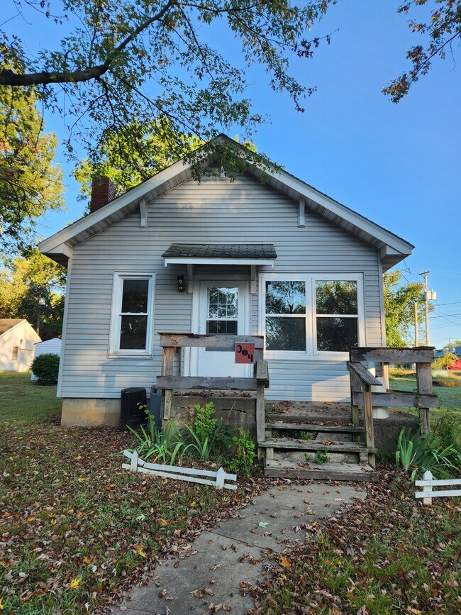 Building Photo - 304 S Windsor St