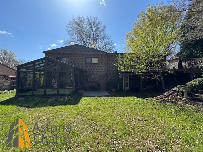 Spacious 5 Bedroom 3 Bath + Den Single Family Detached Home - Spacious 5 Bedroom 3 Bath + Den Single Family Detached Home