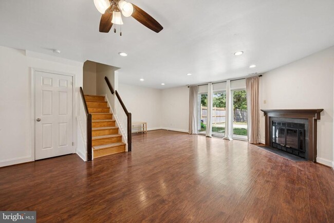 Building Photo - 5806 Red Haven Dr