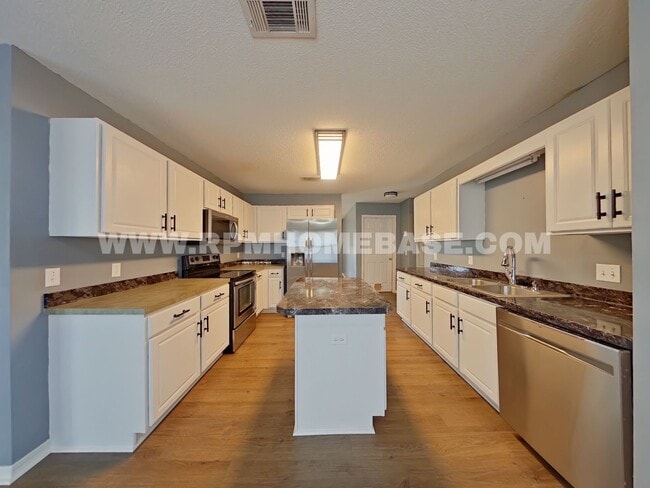 Foto del edificio - Move-In Ready 4-Bedroom Home Near Duke Field & Eglin AFB – Pet Friendly