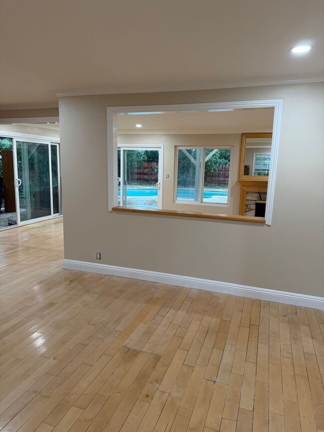 Building Photo - Large pool home with lots of space and gue...