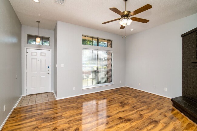 Building Photo - Charming 3 Bedroom Home
