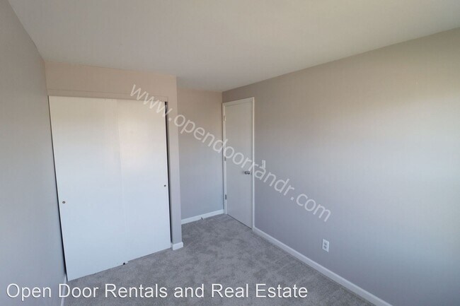 Building Photo - 3 br, 1 bath House - 814 Larch Lane