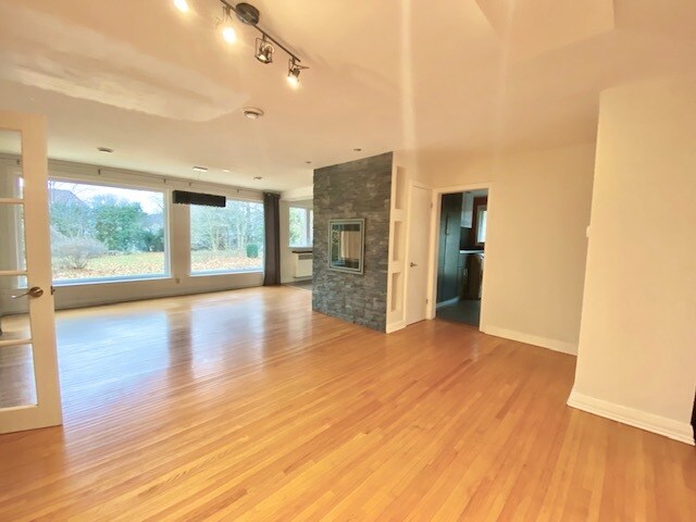 Photo du bâtiment - 3 Bedroom Detached Home  Westmount – AVAIL May 1 * Garage * HUGE YARD
