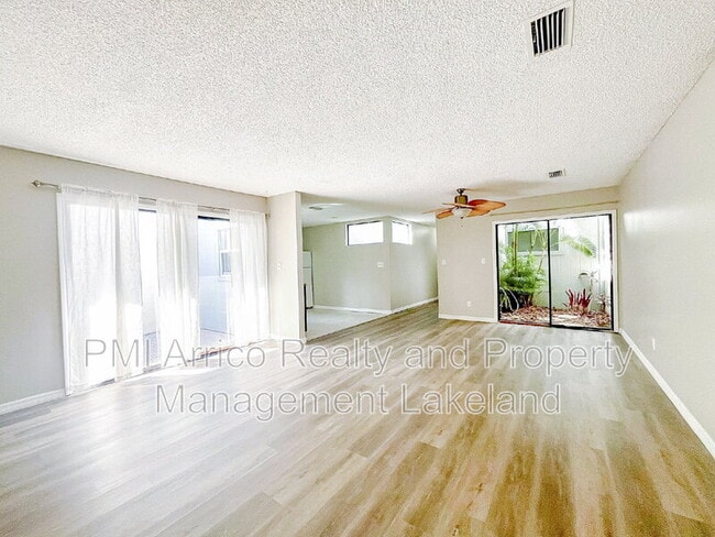 Foto del edificio - 6576 Sweetbriar Ln