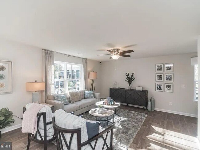 Sala de estar con suelo de vinilo de lujo (LVP) - 377 Aylesbury Ln