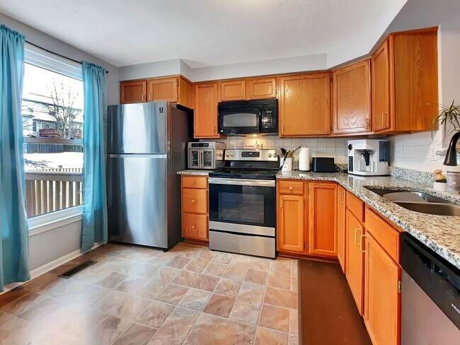 Building Photo - Spacious 3BR/2.5BA End-Unit TH in Windsor Mill + Move-In Special!