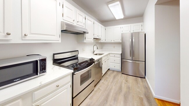 Foto del edificio - Top Floor Logan Circle 1,200 Sq Foot DUPLEX W/Garage Parking Included, Private Balcony, & Pets We...