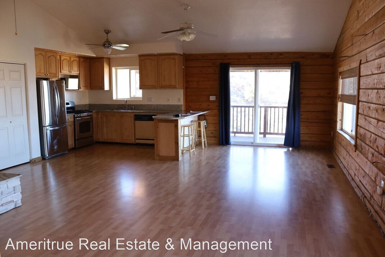 Primary Photo - 4 br, 2 bath House - 334 Acorn Way