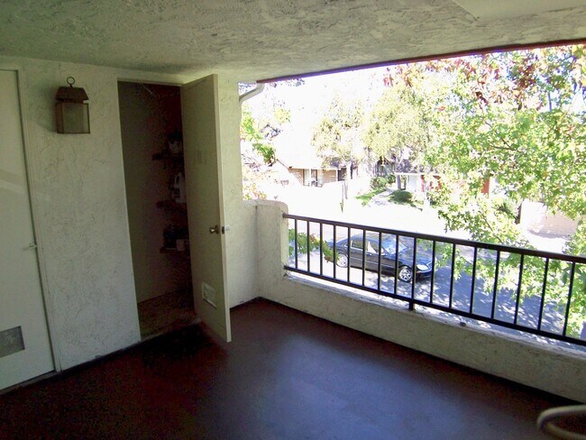 Foto del edificio - Delightful Upper Unit Mira Mesa Condo Loca...