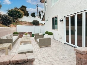 Building Photo - 1360 Knoll Dr