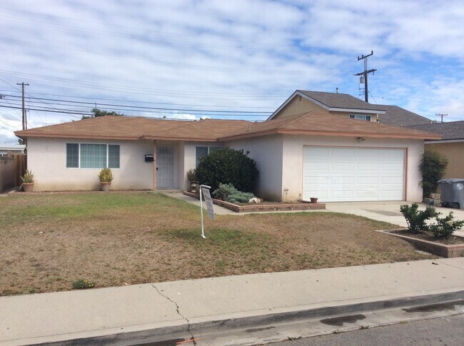 Building Photo - Spacious 3 bedroom with den and large cove...