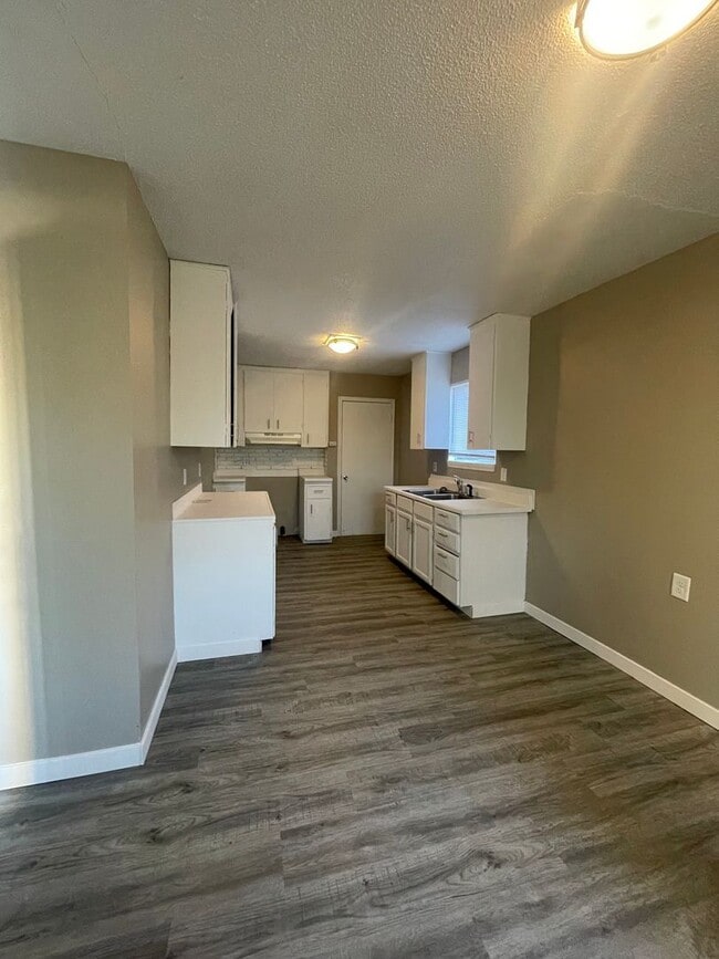 Building Photo - Spacious 3 Bed! Your Next Home Awaits!