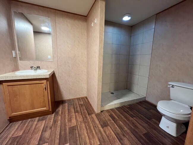 Building Photo - *COMING SOON!* Charming Three Bedroom Two ...