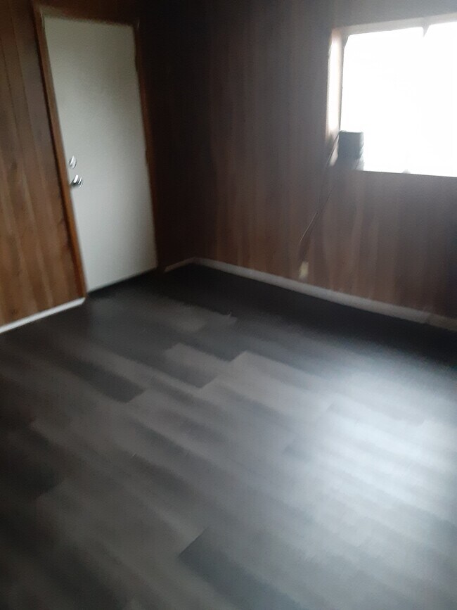Sala de estar y puerta trasera - 602 Main St