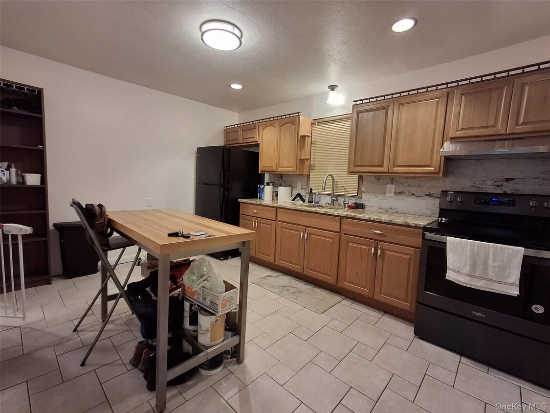 Primary Photo - 1088 Park Ave