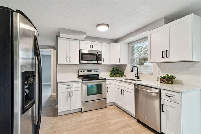 Building Photo - 4940 Rosedale Ln