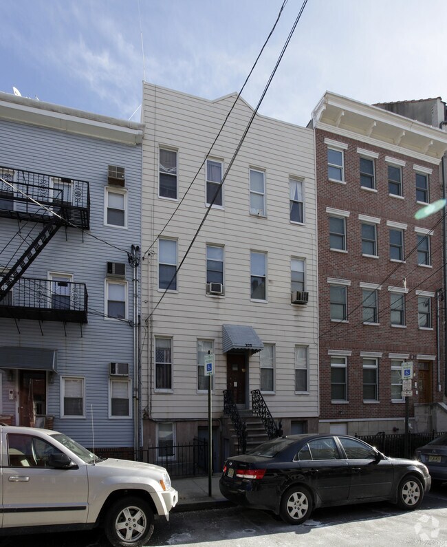 Building Photo - 305 Monroe St