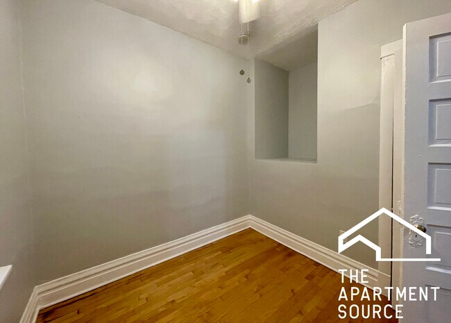 Building Photo - 2107 N California Ave