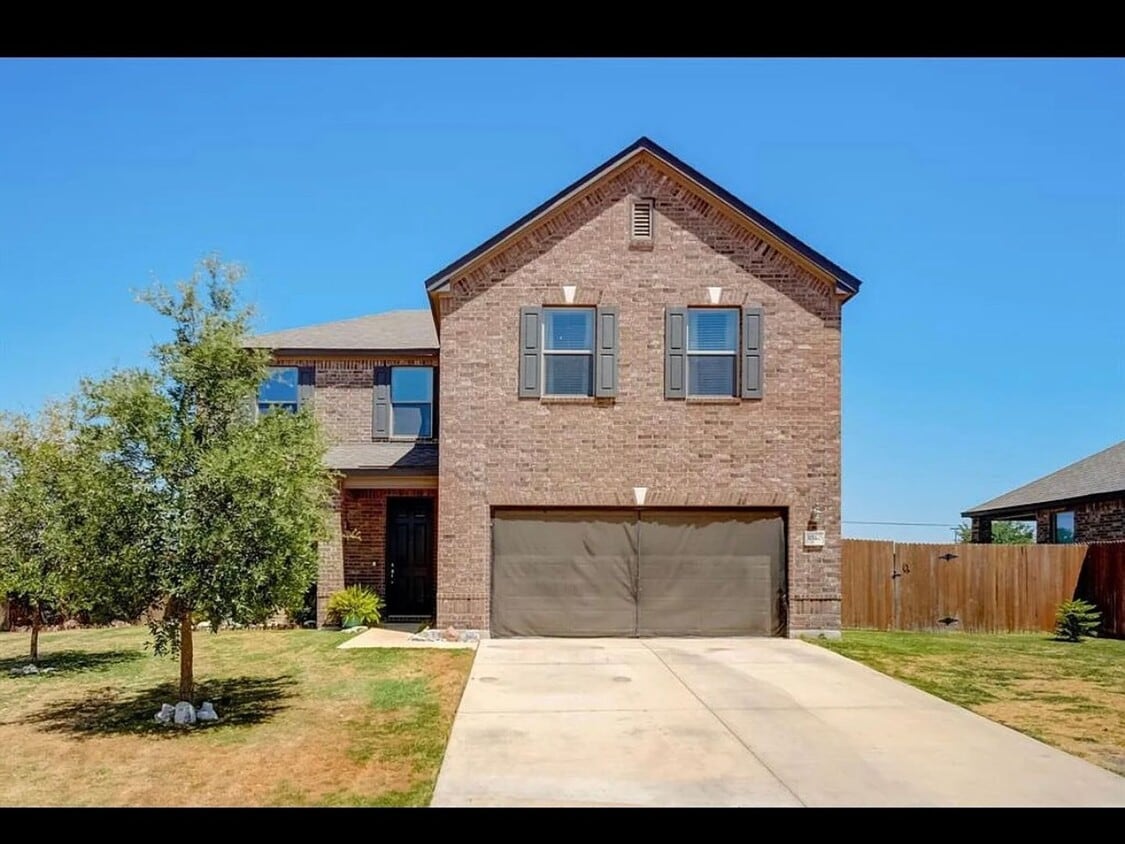 Foto principal - Spacious two story brick home near the hea...