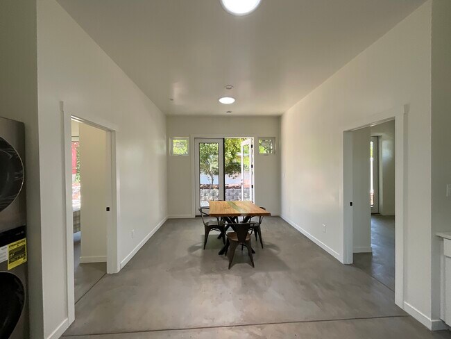 Techos de 3 metros con tragaluces - 3015 Warwick Ave