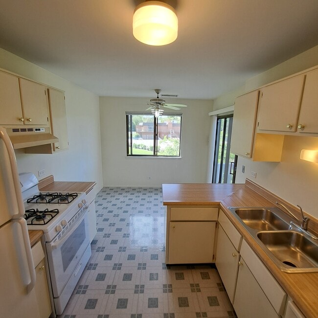 Kitchen with eat in area windows and ceiling fan - 226 Arrowwood Ct