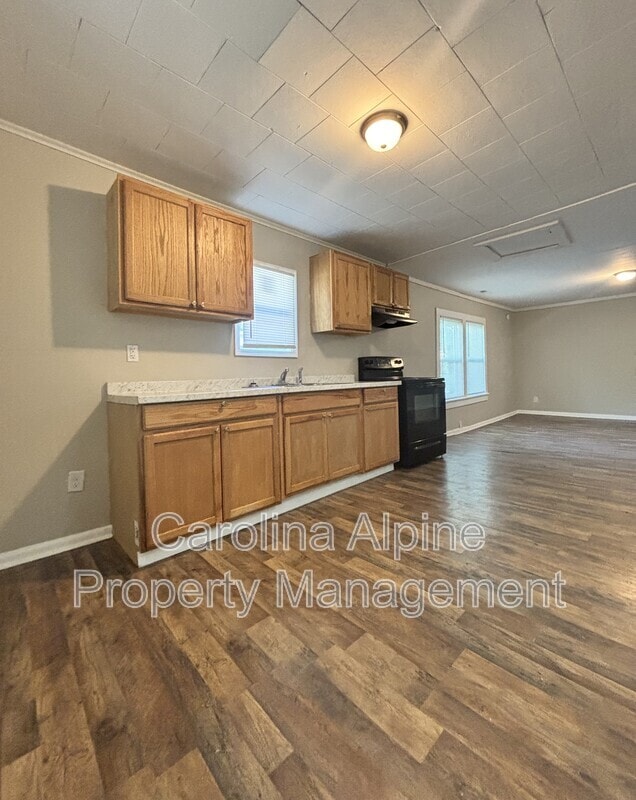 Building Photo - 604 W Elm St