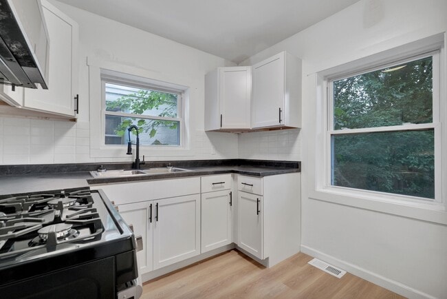 Building Photo - 1225 Regent St