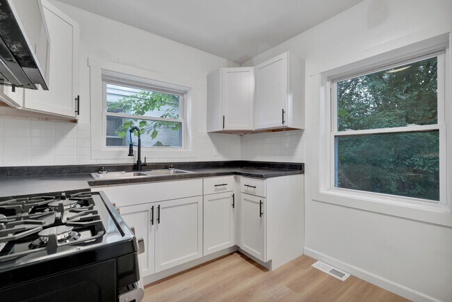 Foto del edificio - 1225 Regent St