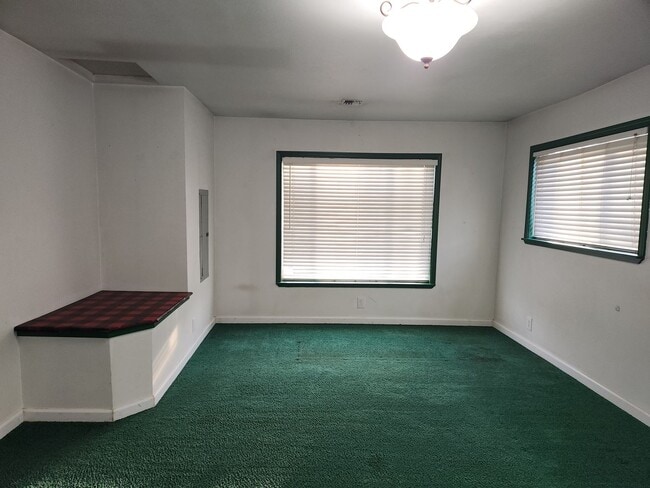 Building Photo - 3-bedroom 1 bath Single Level House