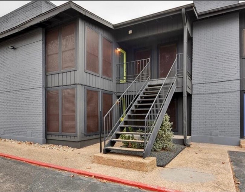 Primary Photo - 909 Reinli St