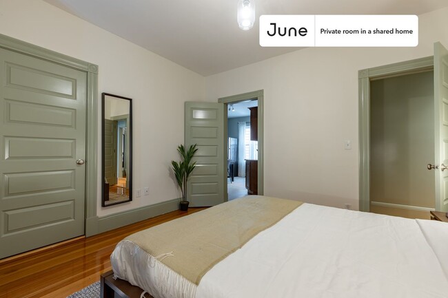Building Photo - Private bedroom in 4 bed/1 bath Home