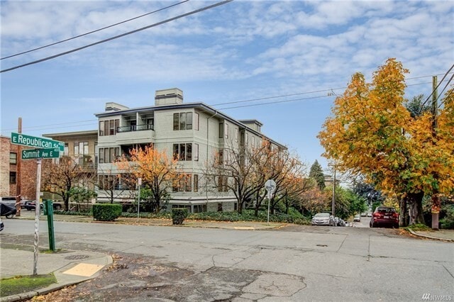 Building Photo - Remodeled 2 Bed 1.75 Bath Condo in Capitol...