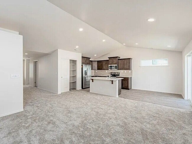 Building Photo - Well, maintained three bedroom 2 1/2 bath ...