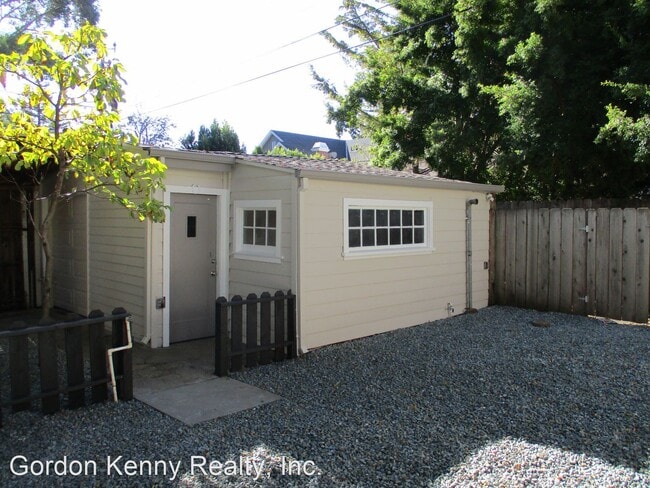 Building Photo - 3 br, 1 bath House - 1049 El Camino Real