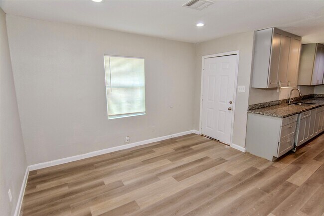 Building Photo - 904 Mobile Dr