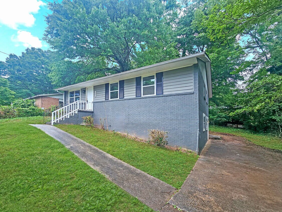 Foto principal - Spacious 4 Bedroom Home Near University Av...