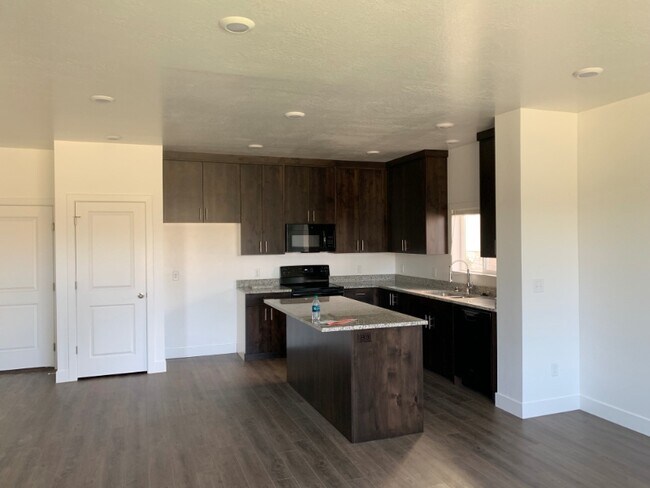 Building Photo - 440 W 85 S