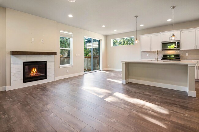 Building Photo - Stunning 3BD/3BATH Home in the Heart of Hi...