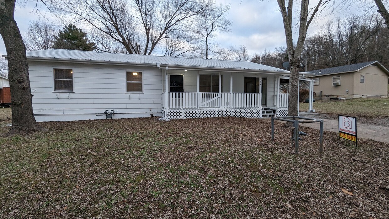 Primary Photo - 402 Hickory St