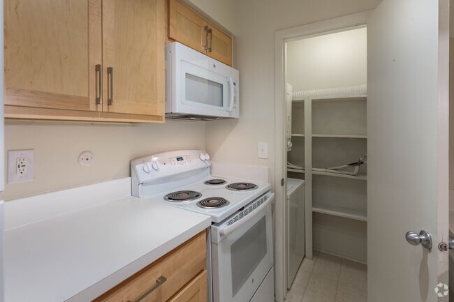 1 BR, 1 BA - Silver Birch - 790 SF - Kensington Manor Apartments