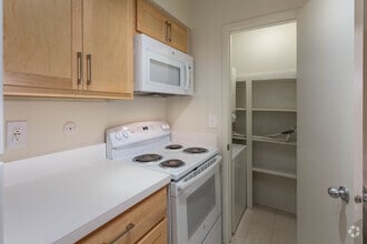 1 BR, 1 BA - Silver Birch - 790 SF - Kensington Manor Apartments