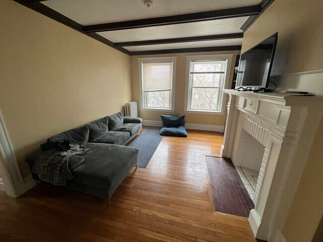 Building Photo - 59A Strathmore Rd