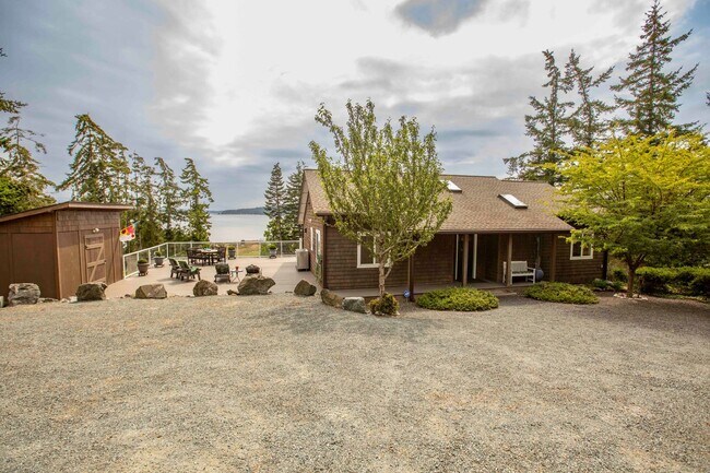 Foto del edificio - Furnished Greenbank Home with Water View and Bocce Ball!