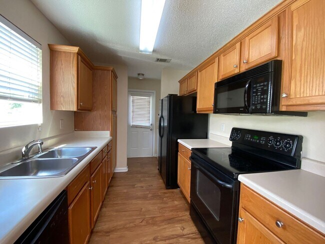 Foto del edificio - PRE-LEASING FOR AUGUST 2025!  1/2 OFF SECU...