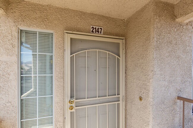 Foto del edificio - Upstairs 2 br unit in gated community with pool/spa/bbq area