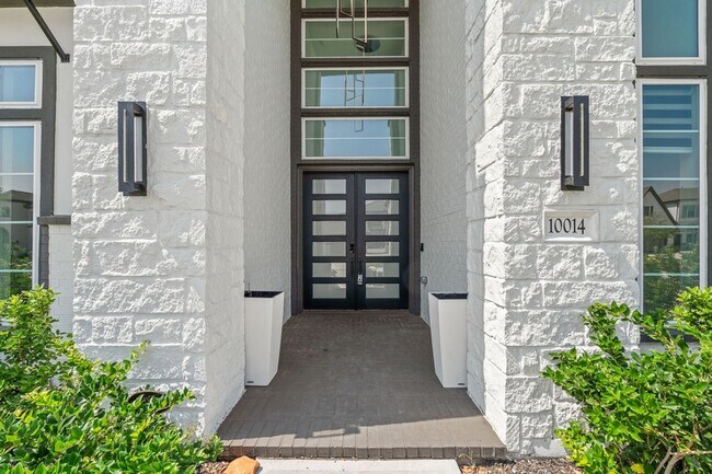 Building Photo - 10014 Oakwood Trl